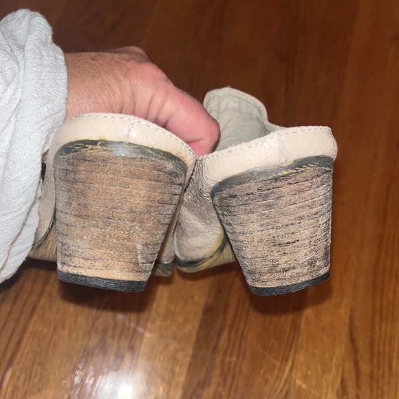 Very Volatile cream color leather mules with low heel size 8 - Picture 5 of 12